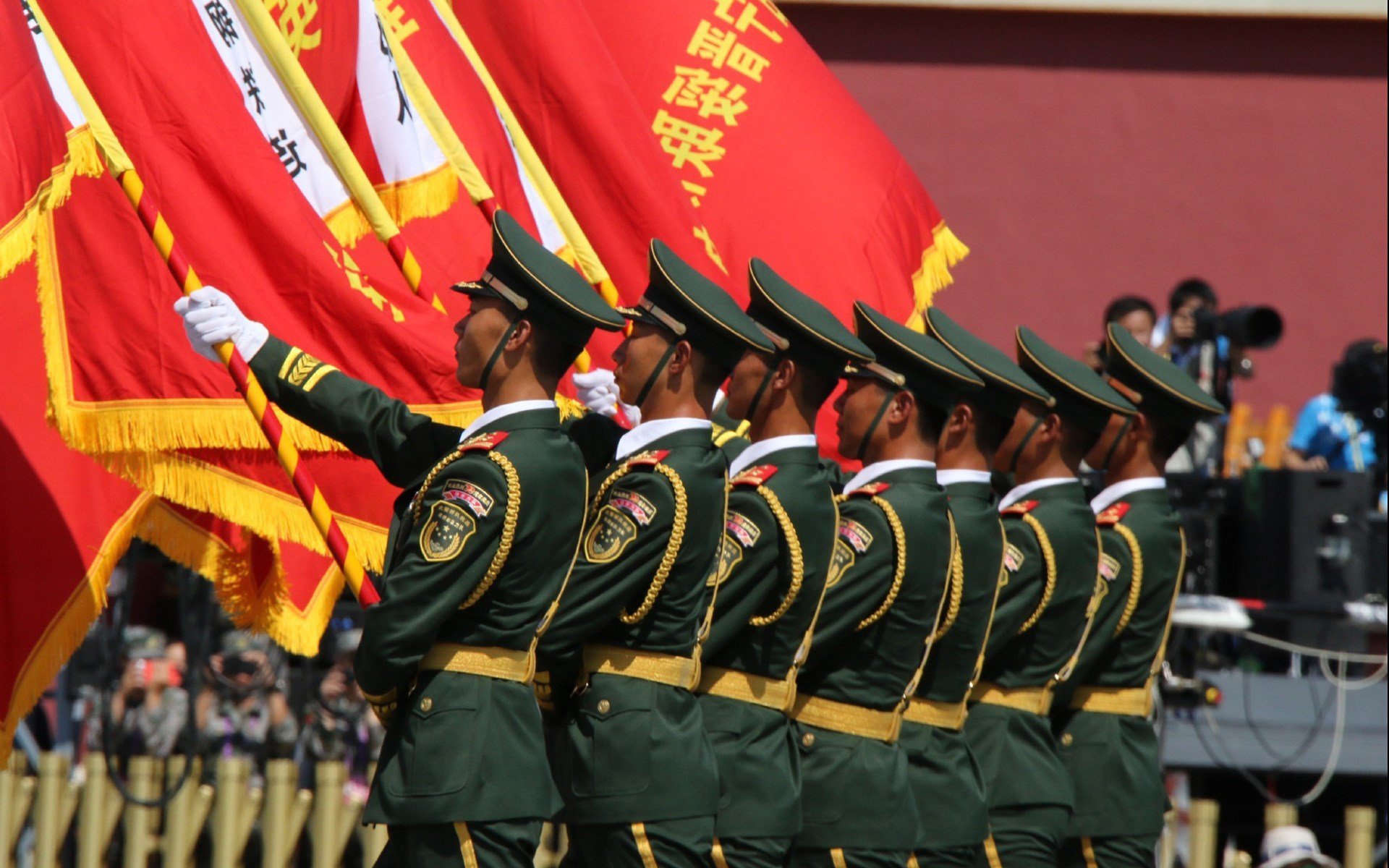 爱游戏官方网站-艾比·德尔福：南非队后场防守的关键人物，成功化解威胁，比尔和艾德