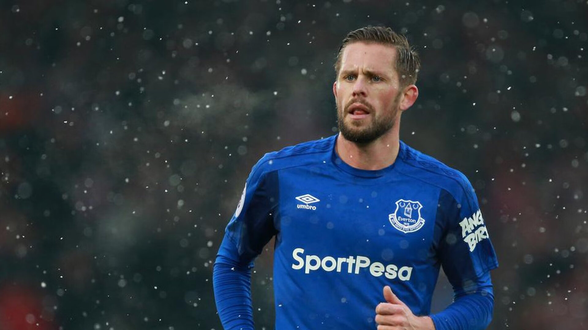 “腰旗式美式橄榄球:东部新区赛场打破传统竞技边界”